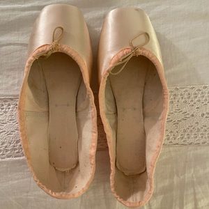 Suffolk spotlight pointe shoes size 5.5X